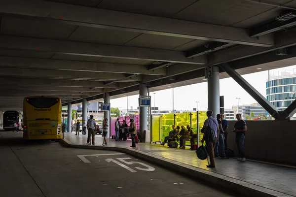 Två långväga bussar i den nya Stuttgart centrala busstationen — Stockfoto