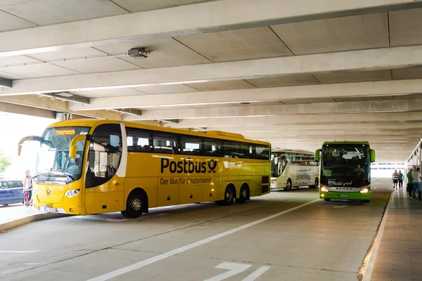 Dois ônibus de longa distância na nova Estação Rodoviária Central de Estugarda — Fotografia de Stock