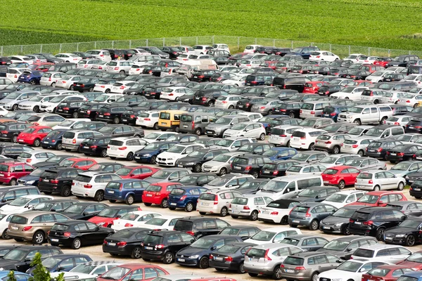 Autók parkolnak a nagy parkoló — Stock Fotó