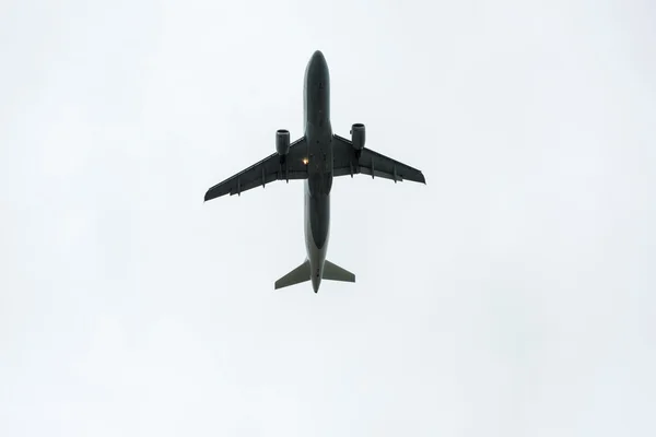 Avião decolando durante a chuva — Fotografia de Stock