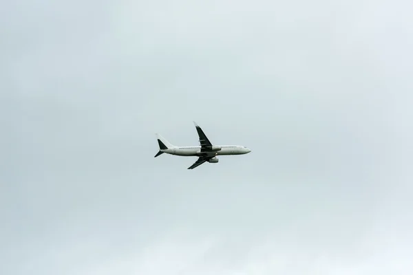 Airplane taking off — Stock Photo, Image