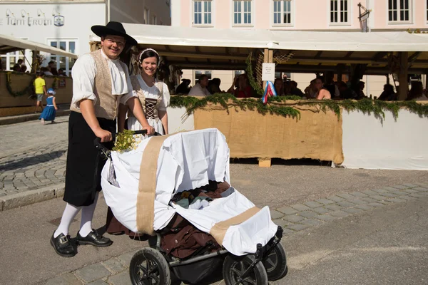 Par med bebis på historiska festival — Stockfoto