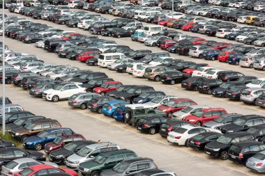 Arabalar büyük otoparka Park