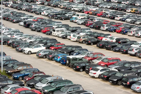Arabalar büyük otoparka Park
