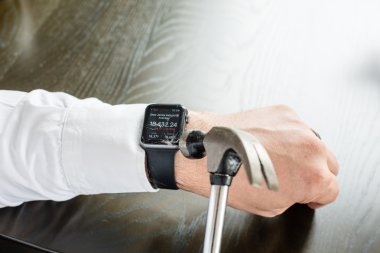 Apple Watch çekiçle kırma işadamı