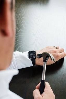 Apple Watch çekiçle kırma işadamı