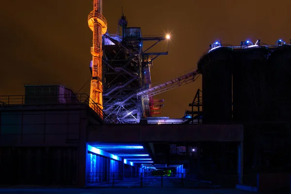 Éjszakai felvétel a Landschaftspark Nord-ról, régi megvilágított ipari romok Duisburgban, Németországban — Stock Fotó