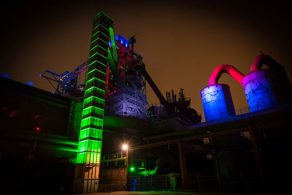 Scena notturna di Landschaftspark Nord, vecchie rovine industriali illuminate a Duisburg, Germania — Foto Stock