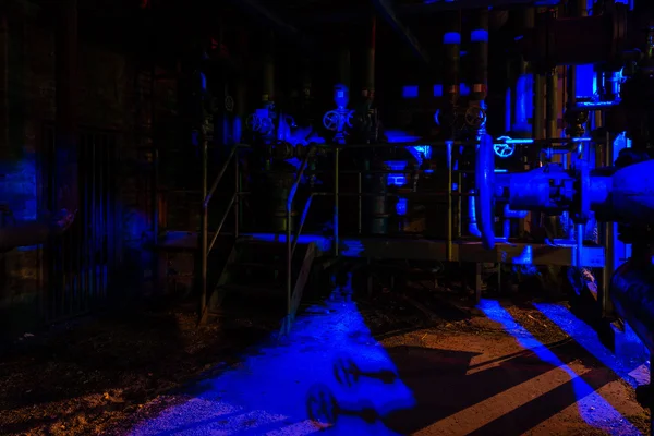 Nachtaufnahme Landschaftspark Nord, alte beleuchtete Industrieruine in Duisburg, Deutschland — Stockfoto