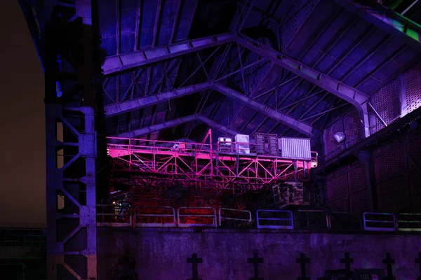 Plan nocturne de Landschaftspark Nord, vieilles ruines industrielles éclairées à Duisburg, Allemagne — Photo