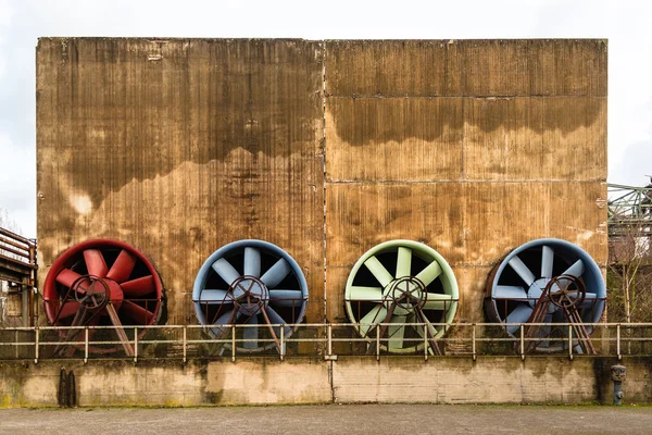 Старое промышленное здание с вентиляцией в ландшафтном парке Дуйсбург — стоковое фото