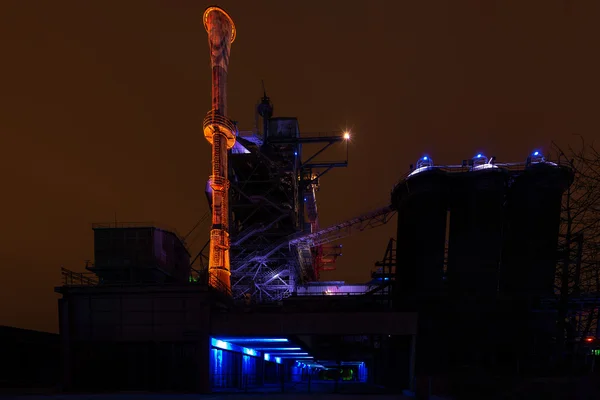 Nachtopname van Landschaftspark Nord, oude verlichte industriële ruïnes in Duisburg, Duitsland — Stockfoto