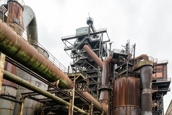 旧工业建筑在 Landschaftspark 杜伊斯堡 — 图库照片