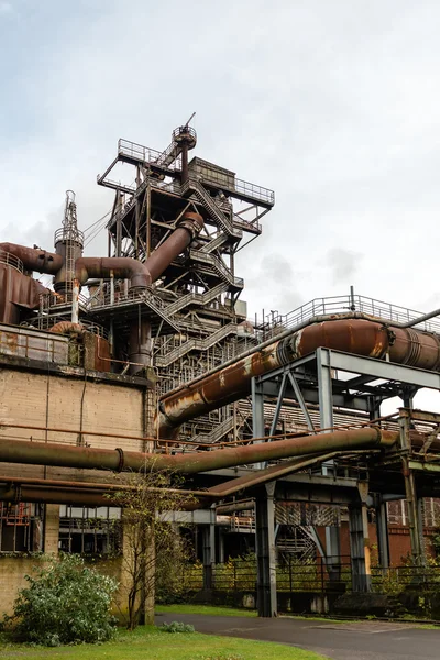 Vecchi edifici industriali al Landschaftspark Duisburg — Foto Stock