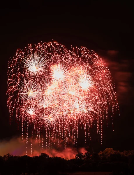 Enorme rode vuurwerk — Stockfoto