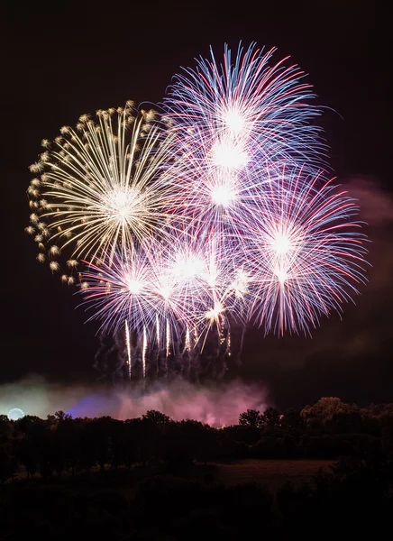 Grandes fuegos artificiales coloridos — Foto de Stock