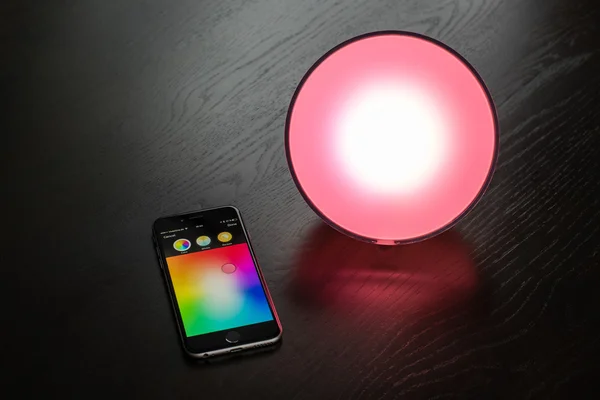 Apple iPhone se utiliza para controlar una luz doméstica inteligente Philips Hue —  Fotos de Stock