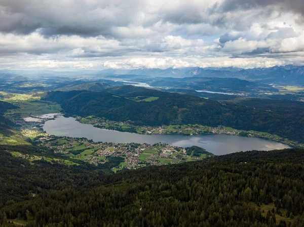Avusturya, Carinthia 'daki Ossiacher Gölü' nde bir hava aracı manzarası ve arka planda Woerthersee Gölü. — Stok fotoğraf