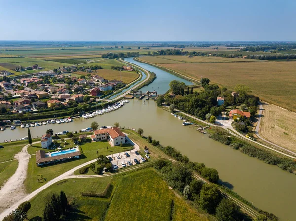 Vista aérea sobre a pitoresca aldeia de Brian perto da estância balnear Caorle na Riviera Veneziana, na Itália, com fechaduras e rios se juntando ao Mar Adriático mais abaixo — Fotografia de Stock