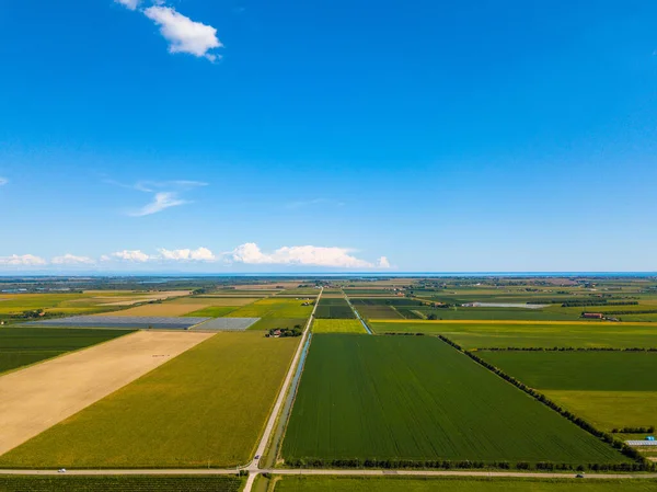 Fotografia aérea de campos cultivados perto da estância balnear Caorle na Riviera Veneziana, na Itália — Fotografia de Stock