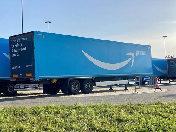 Più rimorchi Amazon prime blu sono parcheggiati all'interno di un'attesa sono vicino all'aeroporto pronto per la consegna delle vendite di Natale a Stoccarda, Germania. — Foto Stock