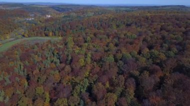 Sonbahar ormanının havadan görünüşü. Güney Almanya 'da Stuttgart yakınlarında güneşli bir Ekim gününde kırmızı, sarı ve yeşil yapraklarla sonbahar manzarası