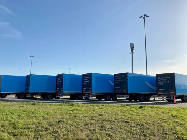 Múltiples remolques Amazon Prime azules están estacionados dentro de una espera están cerca del aeropuerto listos para la entrega de las ventas de Navidad en Stuttgart, Alemania. —  Fotos de Stock