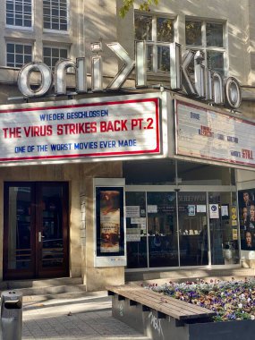 Delphi Sineması, hükümetlerin Covid-19 'un yayılmasını önlemek için halka açık mekanları kapatma duyurusunun ardından kapatıldı ve sanki bir filmmiş gibi 