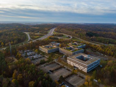 Leonberg 'e doğru giden A8 otoyolunun üzerindeki Stuttgart' taki ünlü Euermann Kampüsü üzerinde hava manzarası. Eiermann Kampüsü 1965 'ten beri ünlü Bauhaus mimarı Egon Eigermann tarafından planlanmıştır.