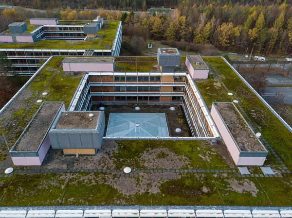 Vista detalhada aérea do famoso Campus Eiermann em Estugarda, que foi planejado pelo famoso arquiteto Bauhaus Egon Eiermann a partir de 1965 e foi usado como um espaço de escritório até 2009. Desde então é — Fotografia de Stock