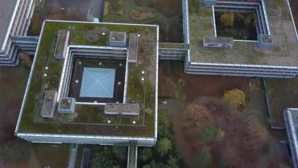 Gedetailleerde weergave vanuit de lucht van de beroemde Eiermann Campus in Stuttgart, gepland door de beroemde Bauhaus architect Egon Eiermann vanaf 1965 en gebruikt als kantoorruimte tot 2009. Sindsdien is het — Stockvideo