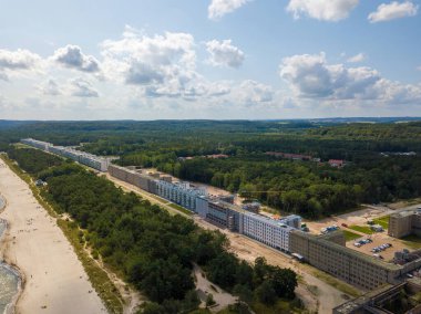 Prora 'nın hava manzarası, Nazi-Rejimi tarafından inşa edilen ve şu anda yeni daireler ve bir otele ev sahipliği yapan Prora Heykeli olarak bilinen büyük bir proje. Ruegen 'deki Baltık Denizi' nde.
