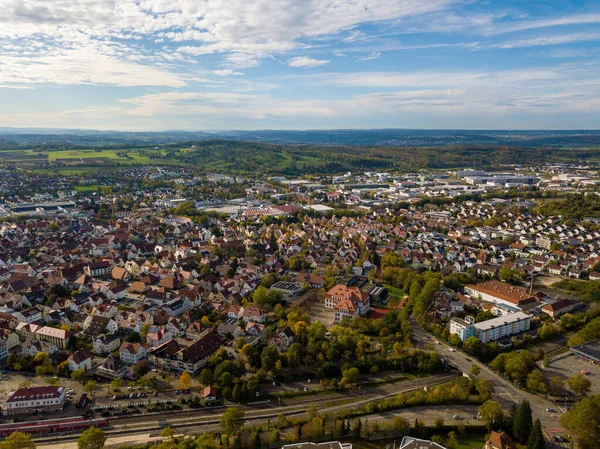 Vista sobre Metzingen no sul da Alemanha - a cidade é conhecida por sua enorme tomada de fábrica com marcas alemãs bem conhecidas e está localizada lindamente em direção aos Alpes da Suábia — Fotografia de Stock