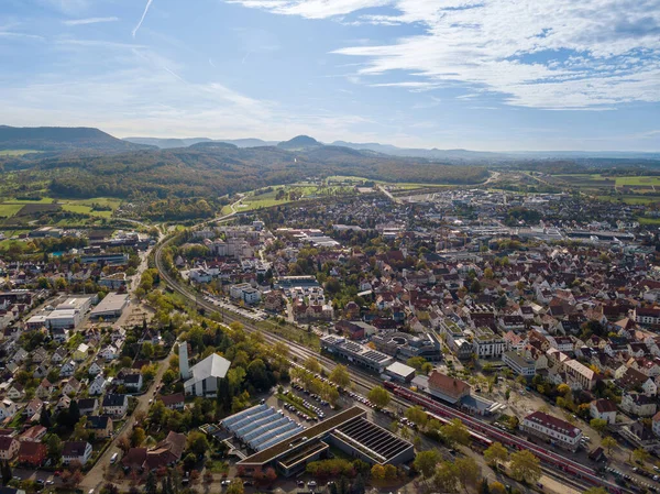 Vista sobre Metzingen no sul da Alemanha - a cidade é conhecida por sua enorme tomada de fábrica com marcas alemãs bem conhecidas e está localizada lindamente em direção aos Alpes da Suábia — Fotografia de Stock