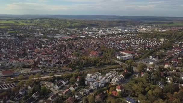 Vue aérienne sur Metzingen dans le sud de l'Allemagne la ville est connue pour son énorme usine avec des marques allemandes bien connues et est située magnifiquement vers les Alpes souabes — Video