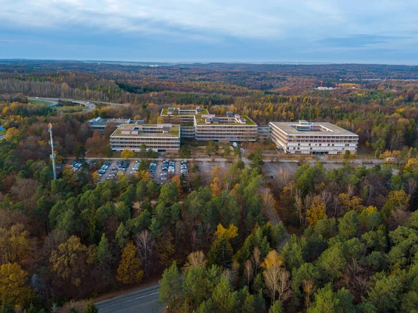 Vista aérea sobre o famoso Campus Eiermann, em Estugarda, sobre a auto-estrada A8 em direcção a Leonberg. O Campus Eiermann foi planejado pelo famoso arquiteto Bauhaus Egon Eiermann de 1965 em diante e foi usado como um — Fotografia de Stock