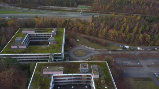 Vista aérea detallada del famoso Campus Eiermann en Stuttgart que fue planeado por el famoso arquitecto Bauhaus Egon Eiermann a partir de 1965 y fue utilizado como espacio de oficinas hasta 2009. Desde entonces lo es. — Vídeo de stock