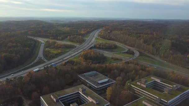 Letecký pohled na slavný Eiermannův kampus ve Stuttgartu nad dálnicí A8 směrem k Leonbergu. Eiermann Campus byl plánován slavným Bauhaus architekt Egon Eiermann od roku 1965 a byl použit jako — Stock video