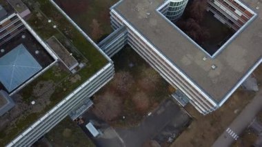 1965 yılından itibaren ünlü Bauhaus mimarı Egon Eiermann tarafından planlanan ve 2009 yılına kadar ofis alanı olarak kullanılan Stuttgart 'taki ünlü Eiermann Kampüsü' nün havadan detaylı görüntüsü. O zamandan beri öyle.