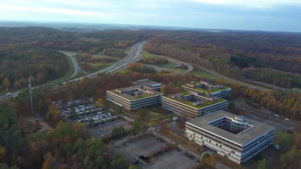 Vista aérea sobre el famoso Campus Eiermann de Stuttgart sobre la autopista A8 hacia Leonberg. El Campus Eiermann fue planeado por el famoso arquitecto de la Bauhaus Egon Eiermann a partir de 1965 y fue utilizado como — Vídeo de stock