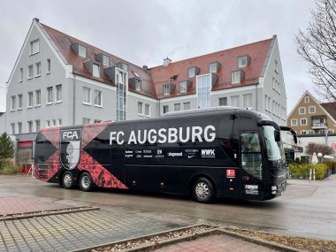 Futbol kulübü FC Augsburg 'un takım otobüsü bir sonraki maçtan önce takımın bulunduğu otelin önünde bekliyor..