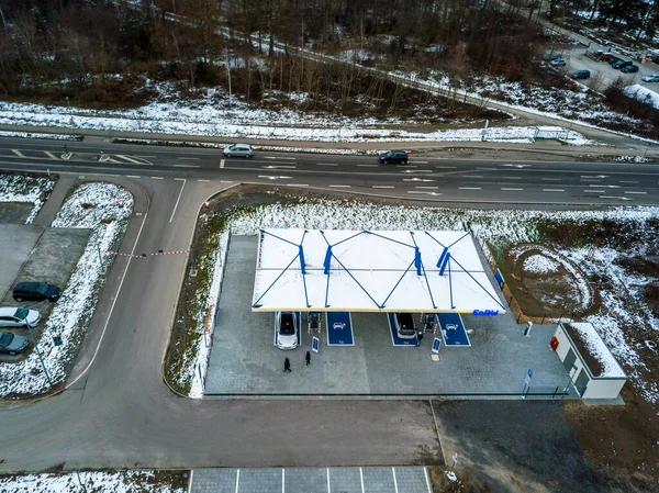 Foto aerea della nuova stazione di ricarica per veicoli elettrici gestita da EnBW a Rutesheim vicino Stoccarda sull'autostrada A8. — Foto Stock