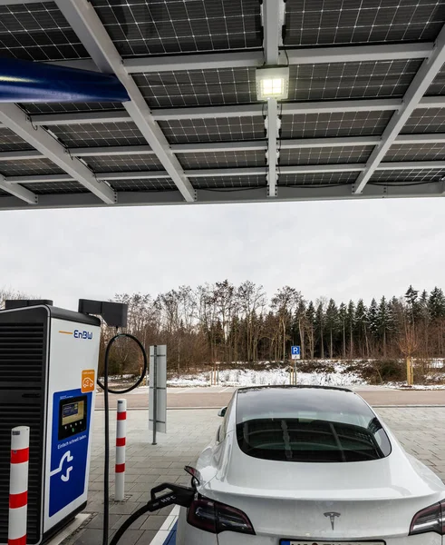 Tesla töltés az EnBW által Rutesheimben, Stuttgart közelében, az A8-as autópályán üzemeltetett, újonnan megnyitott elektromos jármű töltőállomáson. — Stock Fotó