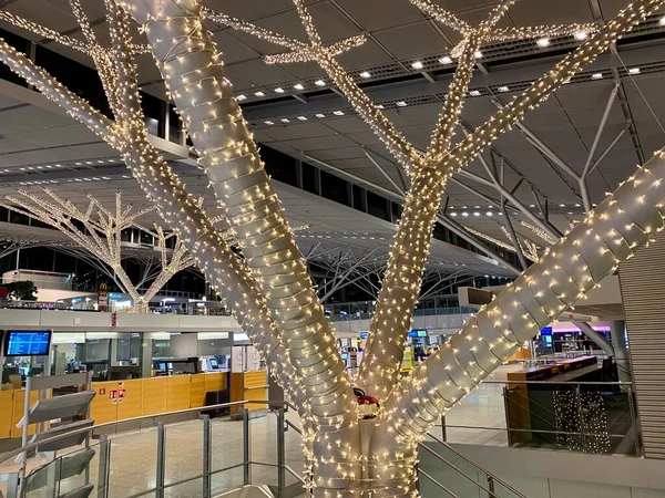 Wnętrze lotniska Stuttgart z dekoracją świąteczną wieczorem - lotnisko jest dość puste ze względu na pandemię Corona. — Zdjęcie stockowe