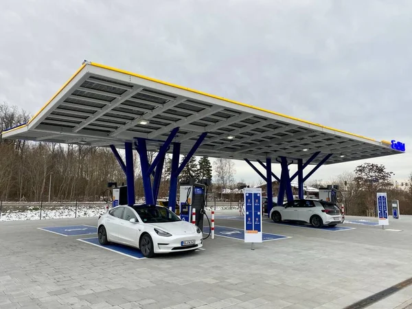 Het nieuw geopende laadstation voor elektrische voertuigen van EnBW in Rutesheim bij Stuttgart aan de snelweg A8. — Stockfoto