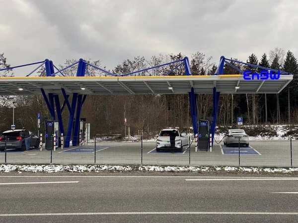 新开放的电动汽车充电站由EnBW在Stuttgart附近的Rutesheim A8号公路上运营. — 图库照片