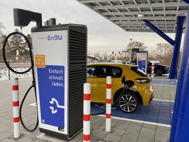 Stuttgart yakınlarındaki Rutesheim 'da bulunan EnBW tarafından işletilen yeni açılan elektrikli araç şarj istasyonu A8 karayolu üzerinde bulunuyor..