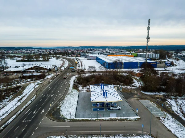 Foto aérea da estação de carregamento de veículos elétricos recém-inaugurada operada pela EnBW em Rutesheim, perto de Estugarda, na rodovia A8. — Fotografia de Stock