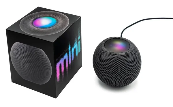 Egy fekete Apple Homepod Mini intelligens hangszóró a csomagolása mellett, tiszta fehér háttérrel. — Stock Fotó