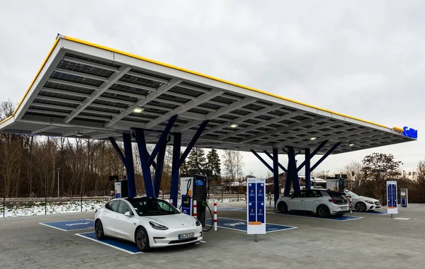 Az EnBW által Rutesheimben, Stuttgart közelében, az A8-as autópályán üzemeltetett, újonnan megnyílt elektromos jármű töltőállomás. — Stock Fotó